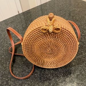 Handwoven Round Rattan Purse.
Great condition. Perfect for summer.